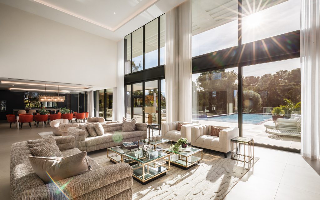 Double-height living room — Casa La Colina