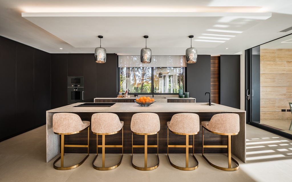Kitchen with central island — Casa La Colina