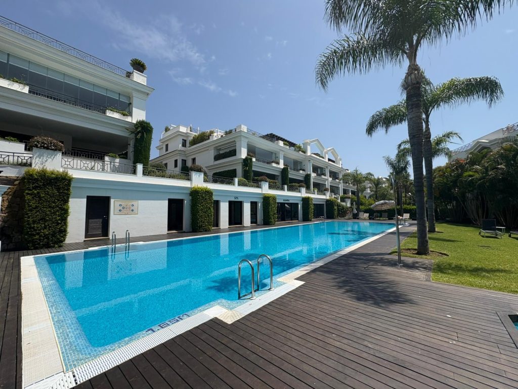 Communal swimming pool and gardens — Doncella Beach Penthouse