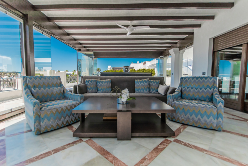Covered terrace lounge — Doncella Beach Penthouse