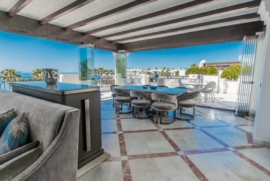 Sheltered outdoor dining area — Doncella Beach Penthouse