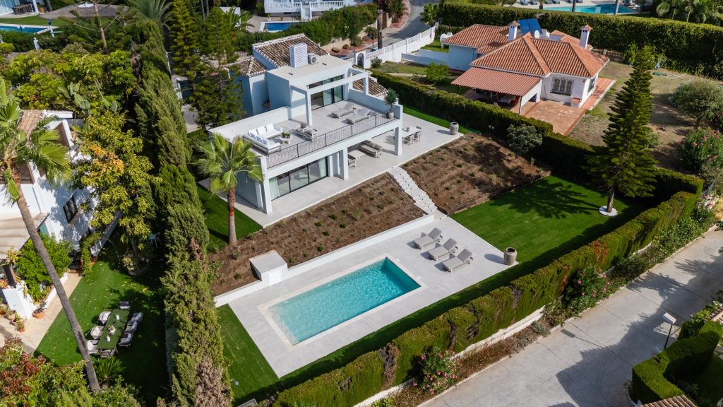 Aerial photograph of a villa and its swimming pool in Elviria, Marbella East