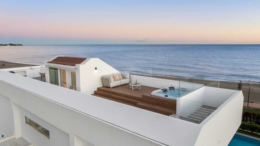 Rooftop terrace overlooking the Mediterranean — El Saladillo Beachfront Residence