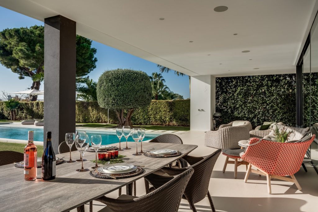 Covered dining terrace — Golden Mile Residence