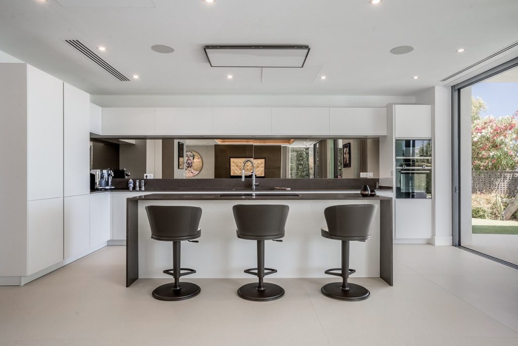 Kitchen with central island — Golden Mile Residence