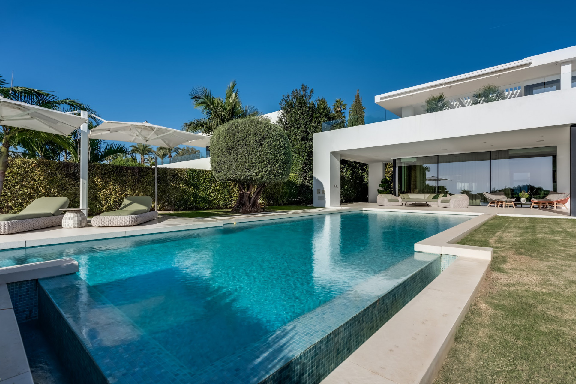 Villa and private swimming pool — Golden Mile Residence