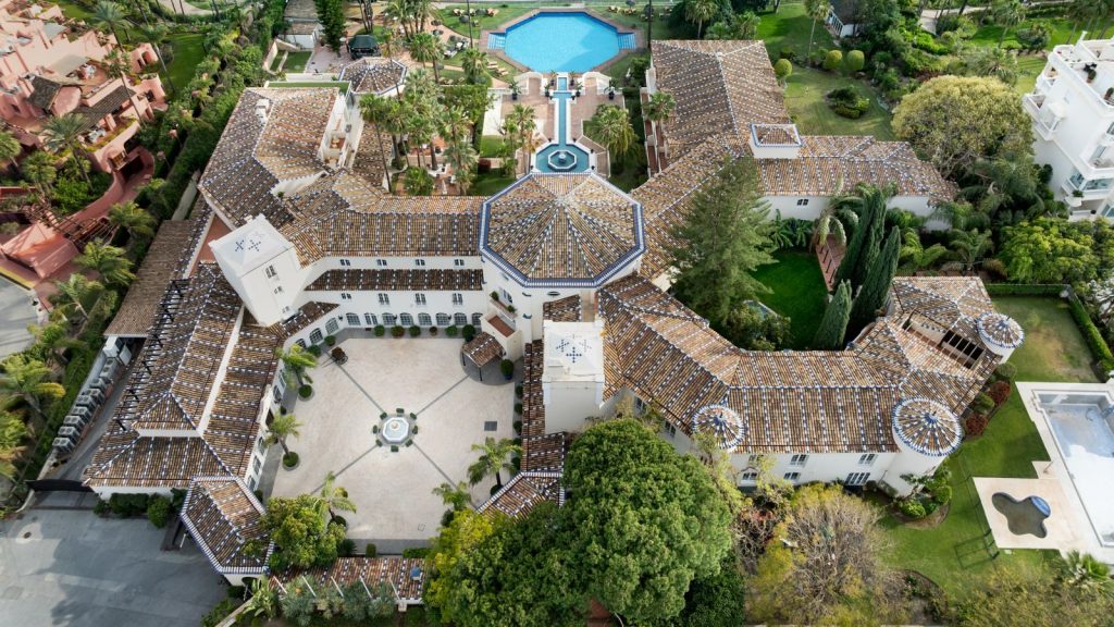 Grand Hotel Las Dunas beside the coast with its outdoor pool