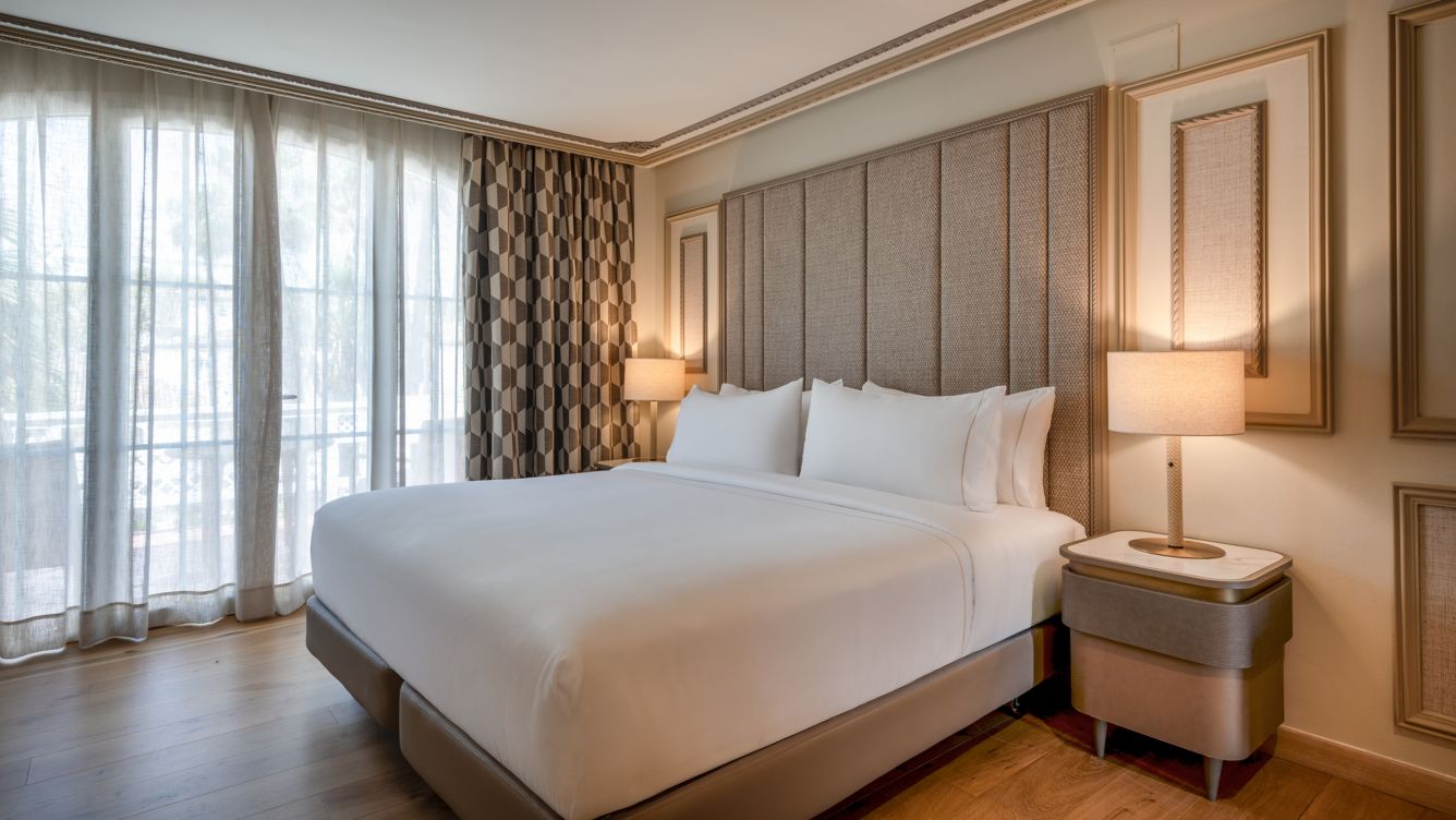 Deluxe King Sea View bedroom at Grand Hotel Las Dunas