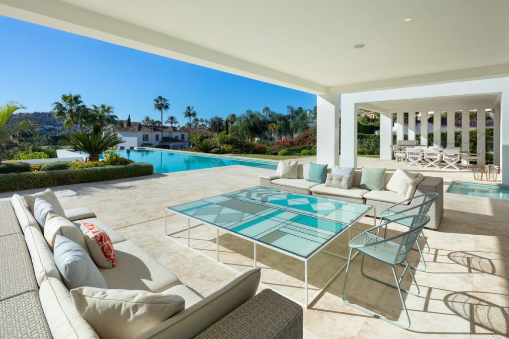 Poolside dining terrace — La Cerquilla Residence
