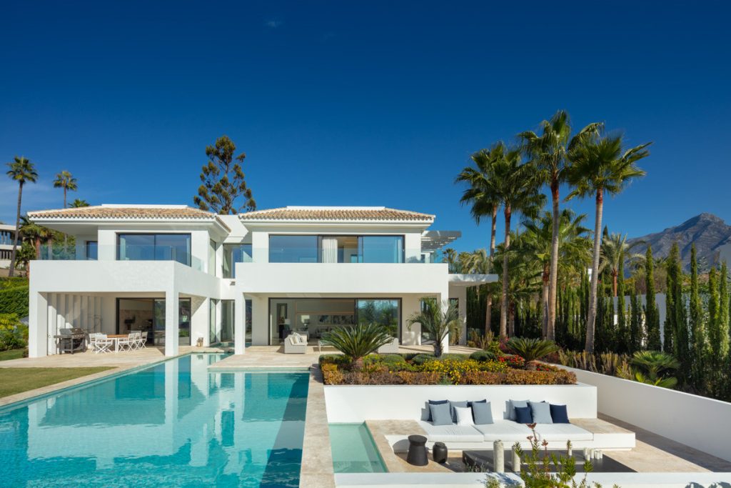 Villa façade and swimming pools — La Cerquilla Residence
