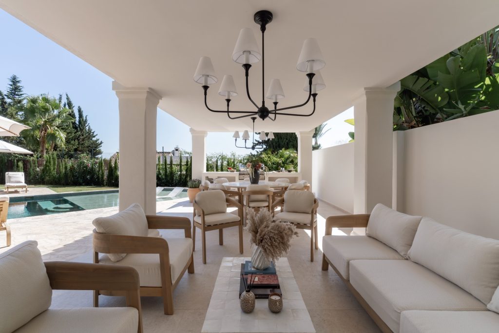Covered pool house with outdoor dining and lounge seating — Los Naranjos Garden Residence