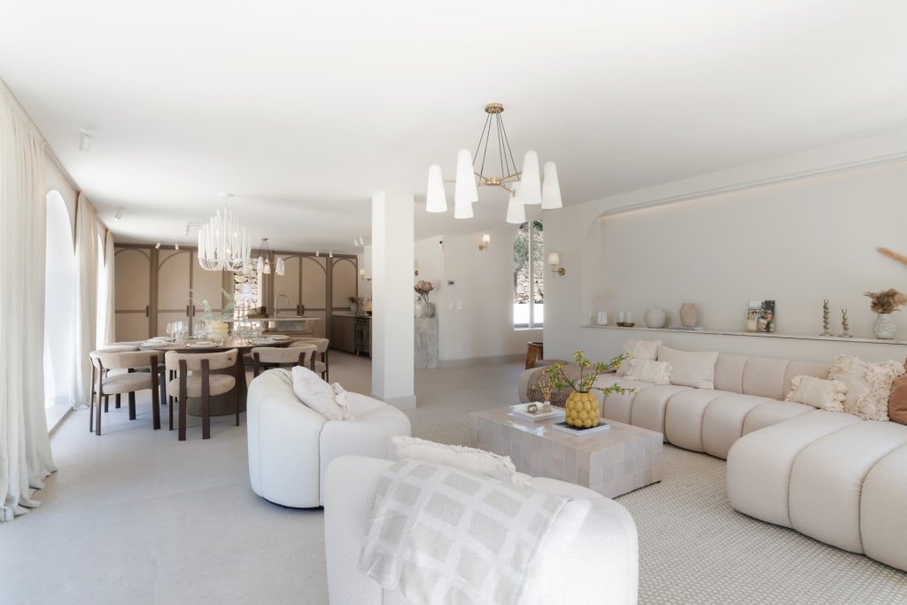 Open-plan living and dining room with garden-facing arched windows — Los Naranjos Garden Residence