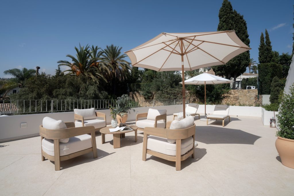 Rooftop terrace with seating and an open outlook over Nueva Andalucía — Los Naranjos Garden Residence