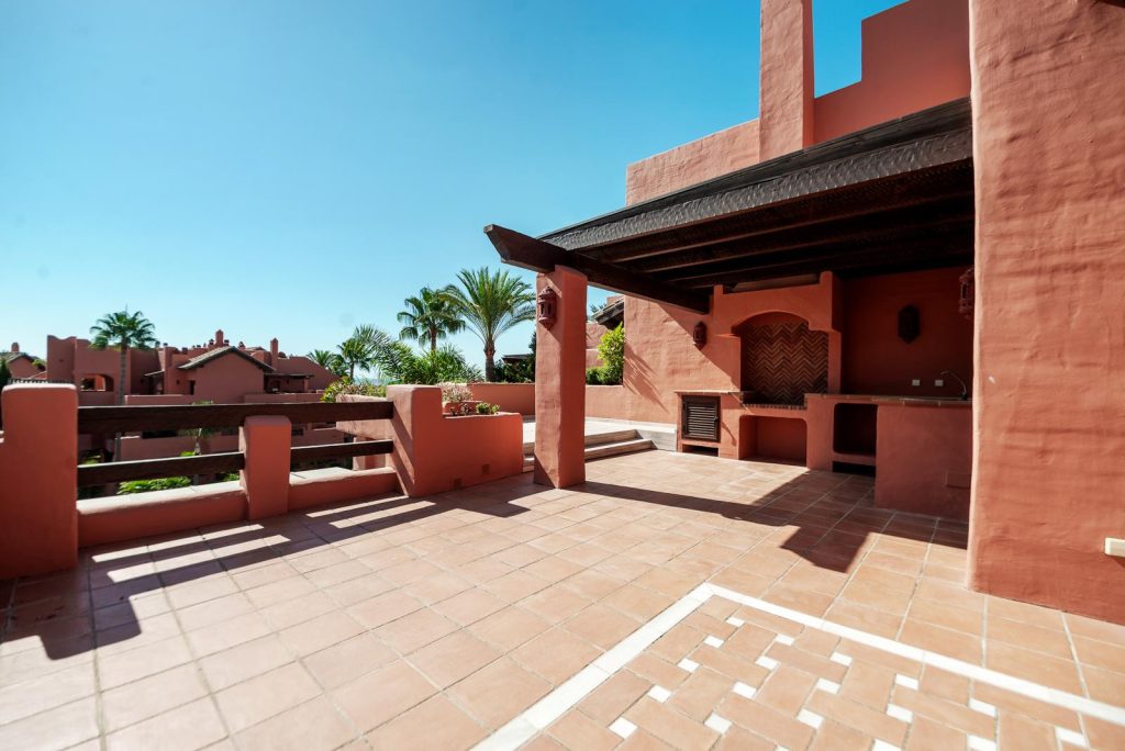 Open terrace with outdoor kitchen and barbecue — Torre Bermeja Penthouse