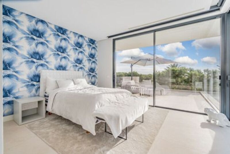 Bedroom with outdoor access — Villa View