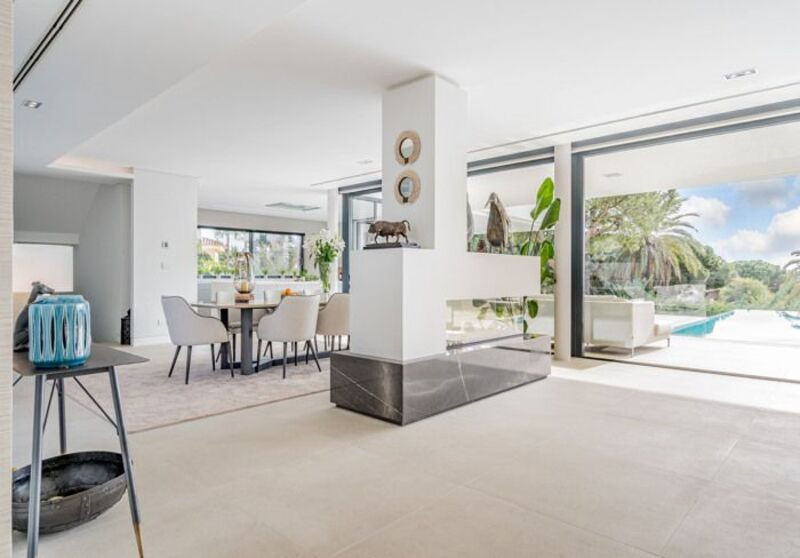Dining room opening onto the garden — Villa View