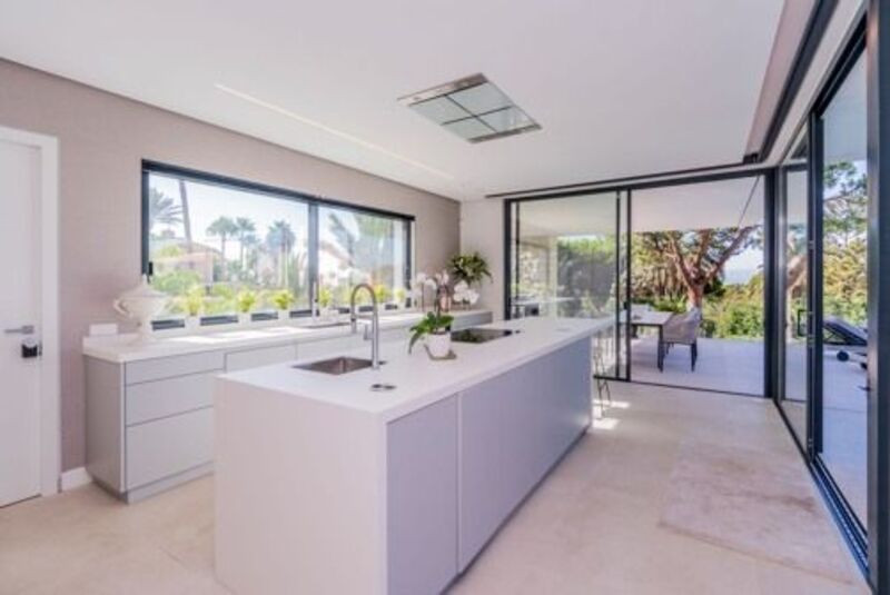Kitchen with garden views — Villa View